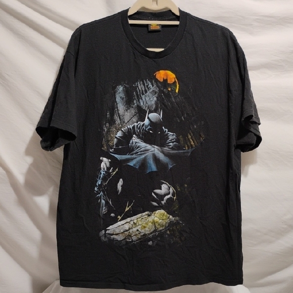 Batman Vintage DC Comics Cowl Cape Black Graphic T-Shirt Hardly Worn